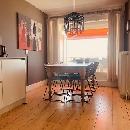 Beachside Apartment *